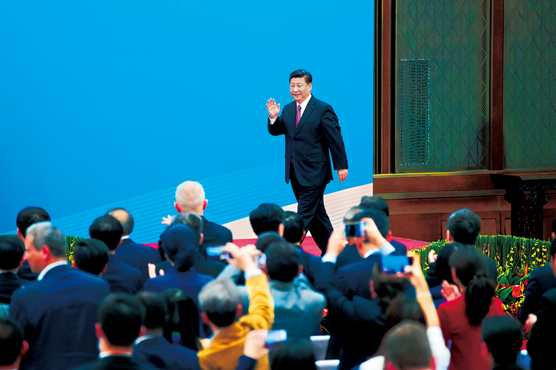 2019年4月27日，第二屆“一帶一路”國際合作高峰論壇在北京雁棲湖國際會議中心舉行圓桌峰會，國家主席習(xí)近平主持會議并致開幕辭。圓桌峰會閉幕后，習(xí)近平會見中外記者，介紹第二屆“一帶一路”國際合作高峰論壇圓桌峰會情況和主要成果。這是習(xí)近平步入記者會現(xiàn)場。 